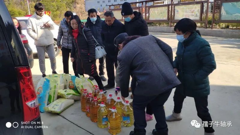 孺子牛軸承到西嶺村開(kāi)展新春慰問(wèn)(圖2) 孺子牛軸承到西嶺村開(kāi)展新春慰問(wèn)(圖2)